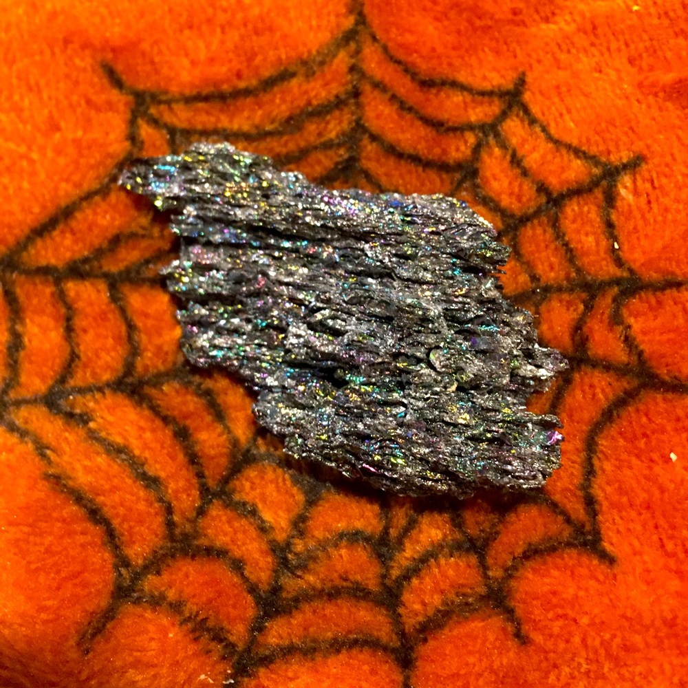 NEW🔮Carborundum crystal, small in size,black in color with an iridescent shine.